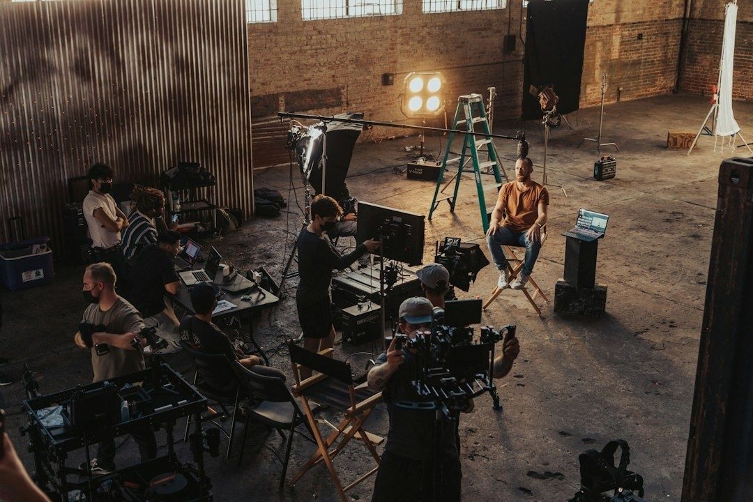 Filmteam arbetar med kamera, ljussättning och färgkontroll på en inspelningsplats